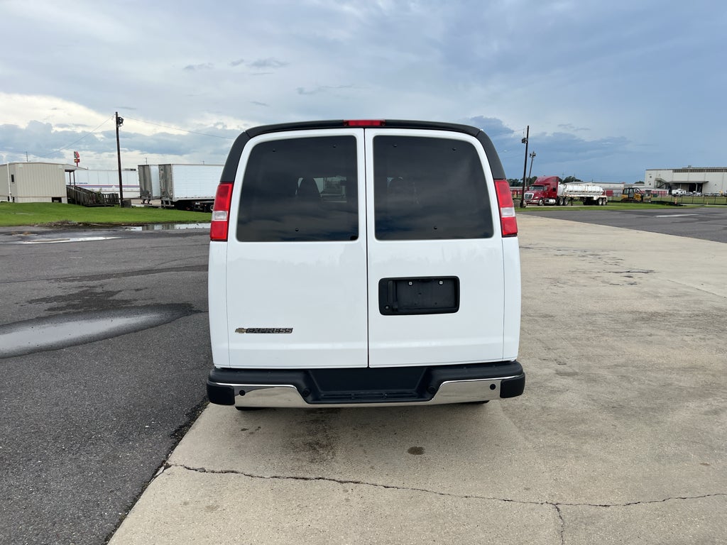 2025 Chevrolet Express Passenger 1LT