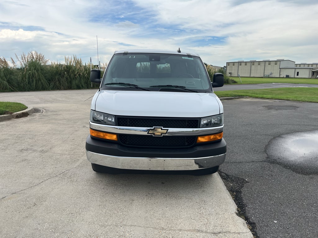 2025 Chevrolet Express Passenger 1LT