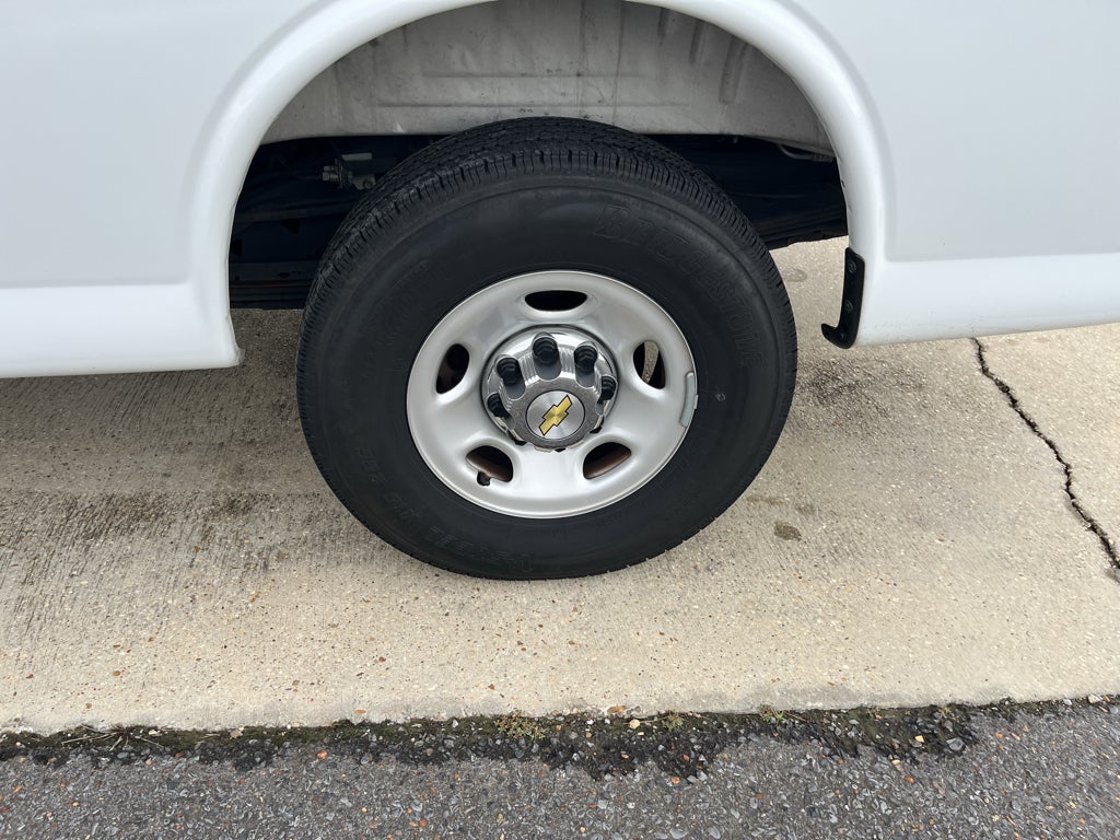 2025 Chevrolet Express Passenger 1LT