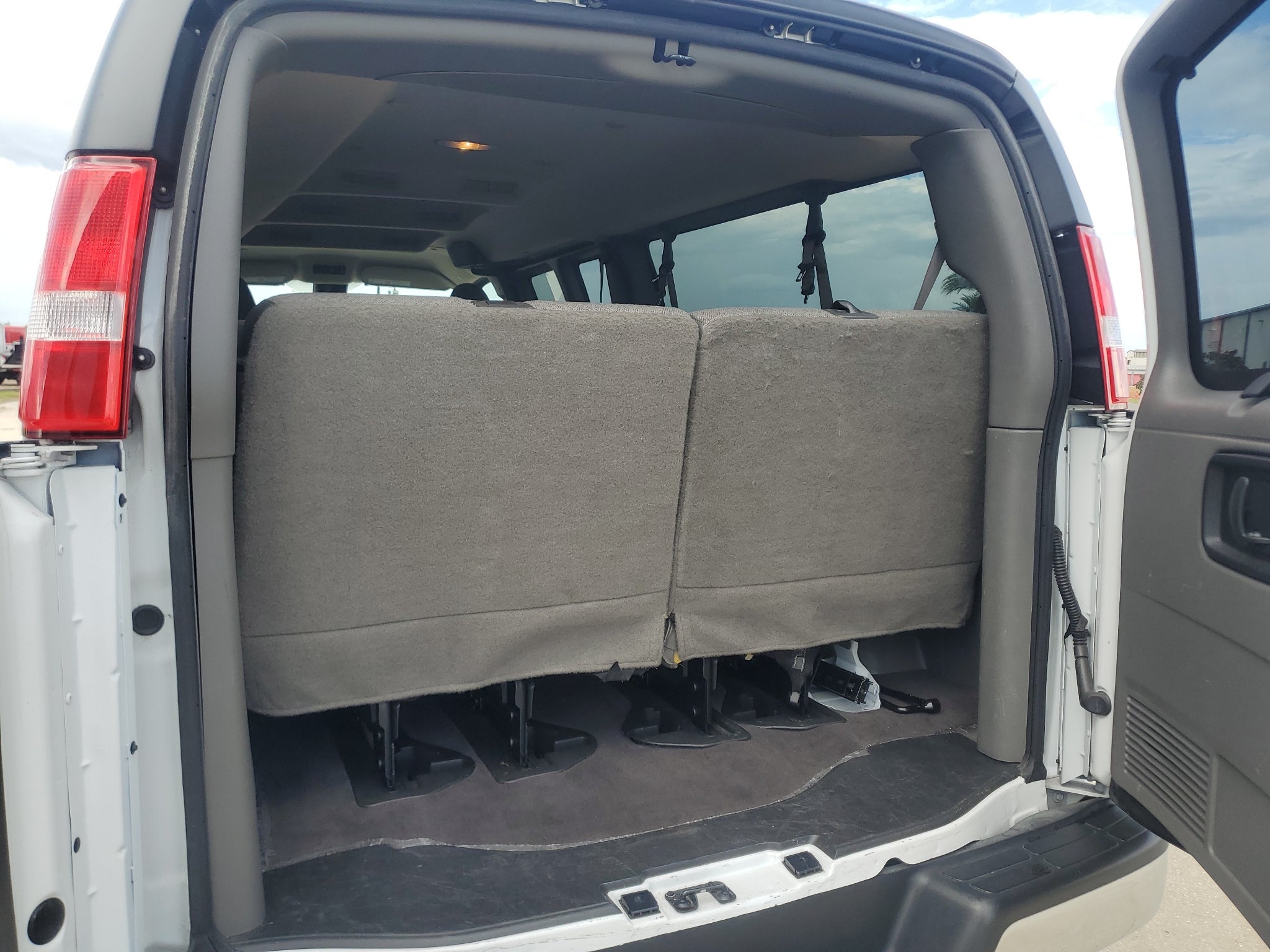 2025 GMC Savana Passenger LT