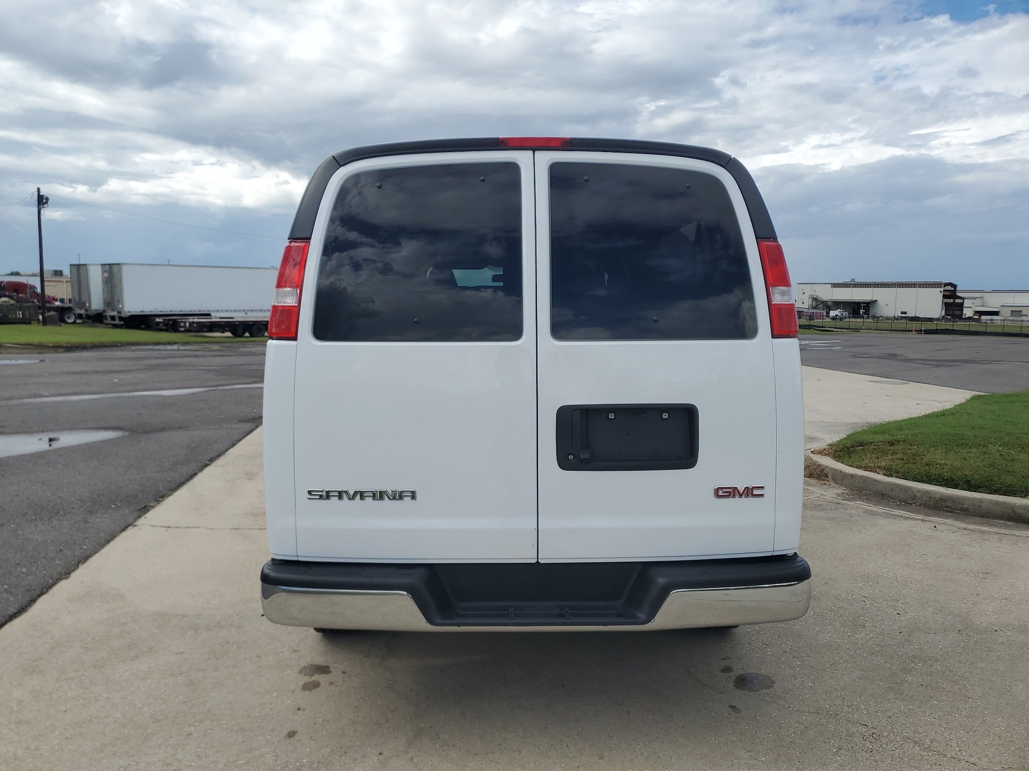 2025 GMC Savana Passenger LT