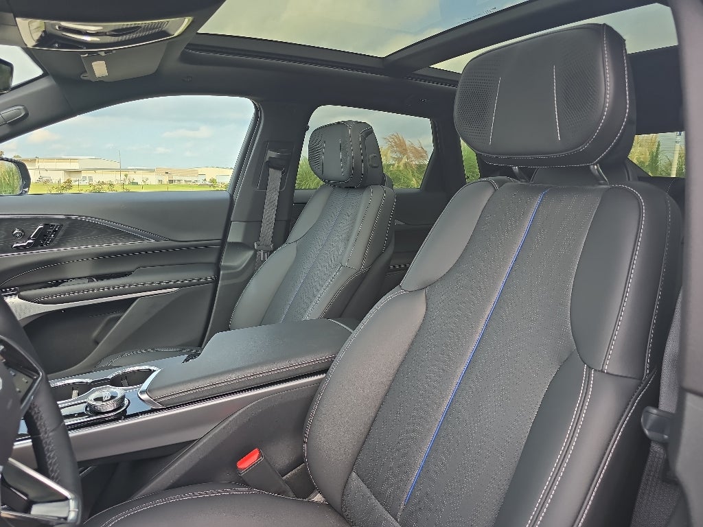 2025 Cadillac LYRIQ Luxury 3