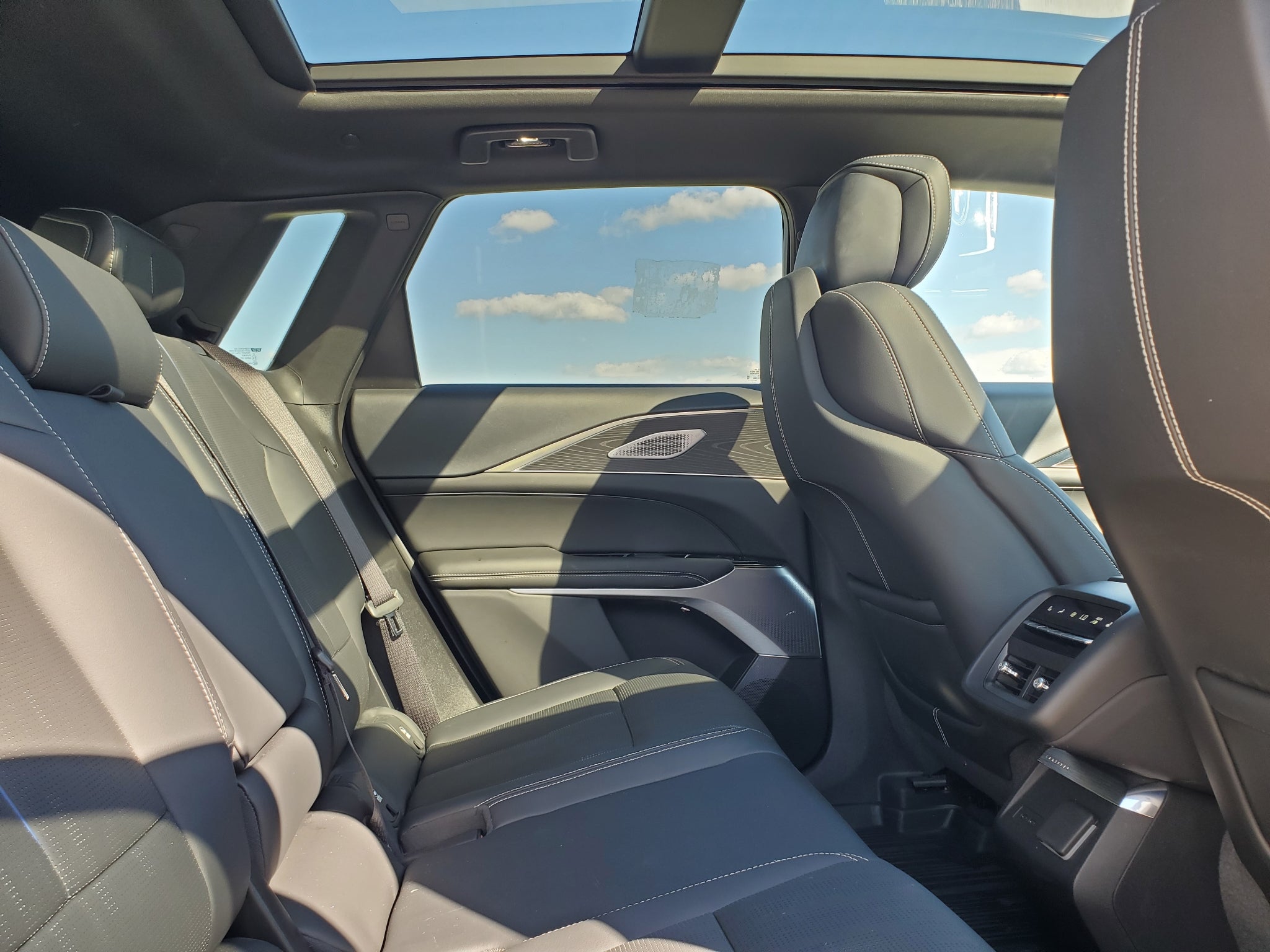 2025 Cadillac LYRIQ Luxury 3