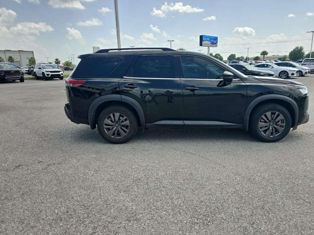 2022 Nissan Pathfinder SV